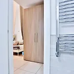 Guesthost - Bright & Comfortable * Salerno