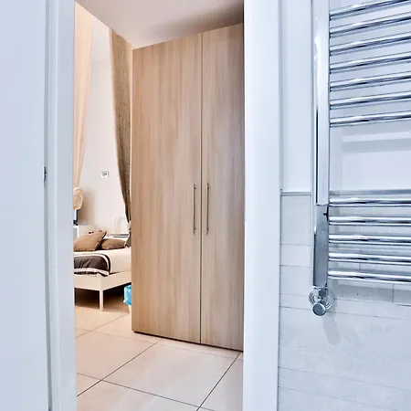 Guesthost - Bright & Comfortable * Salerno